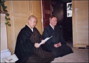 Maître Tokuda donnant un enseignement après la méditation